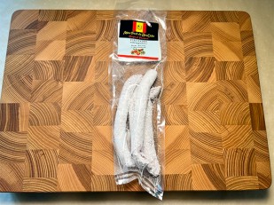 Чипсы: Колбаски сыровяленые Mini Fuet 